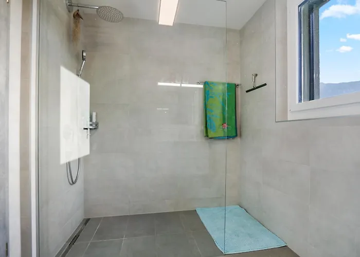 Holiday home Saillon, Maison 5 Pers - Terrasse - Parking Prive Saillon